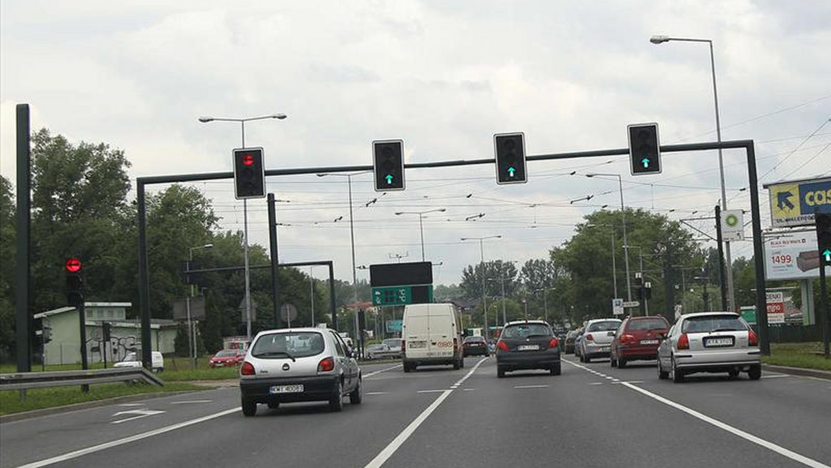 Dobra wiadomość dla kierowców! ZIKiT usprawnił sygnalizację świetlną w Prokocimiu. Dzięki temu kierowcy szybciej dojadą do centrum miasta. Zielona fala objęła ul. Wielicką od ul. Rydygiera do ul. Wlotowej.