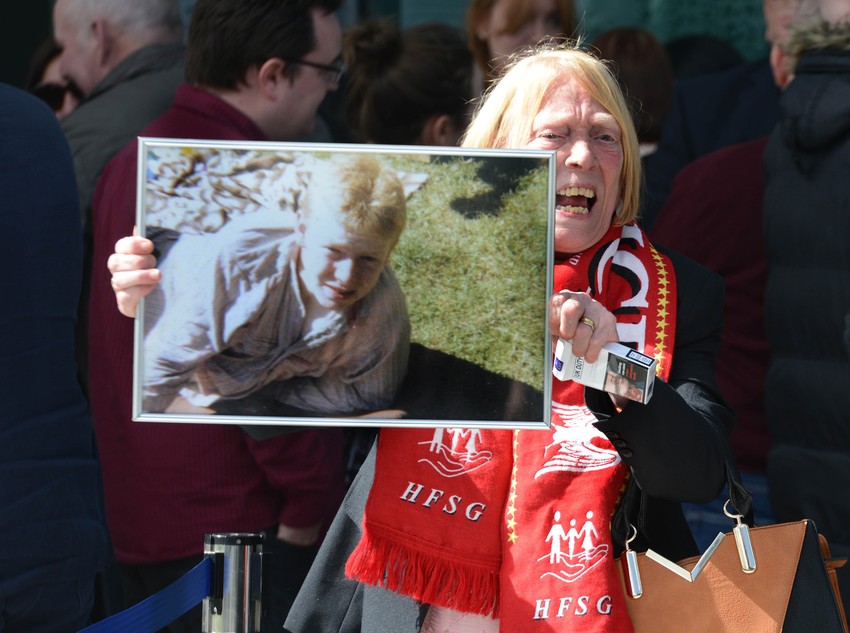 Mari Corigan drži fotografiju svog sina Kita koji je stradao u nesreći na stadionu