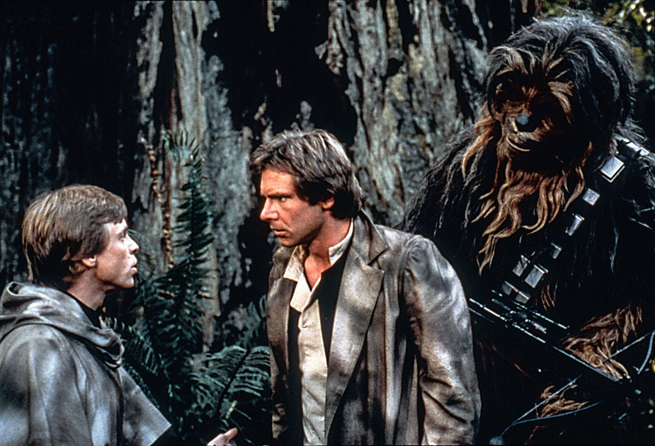 Mark Hamill dans Luke Skywalker, Harrison Ford dans Han Solo et Peter Mayhew dans Chewbacca, 1977.