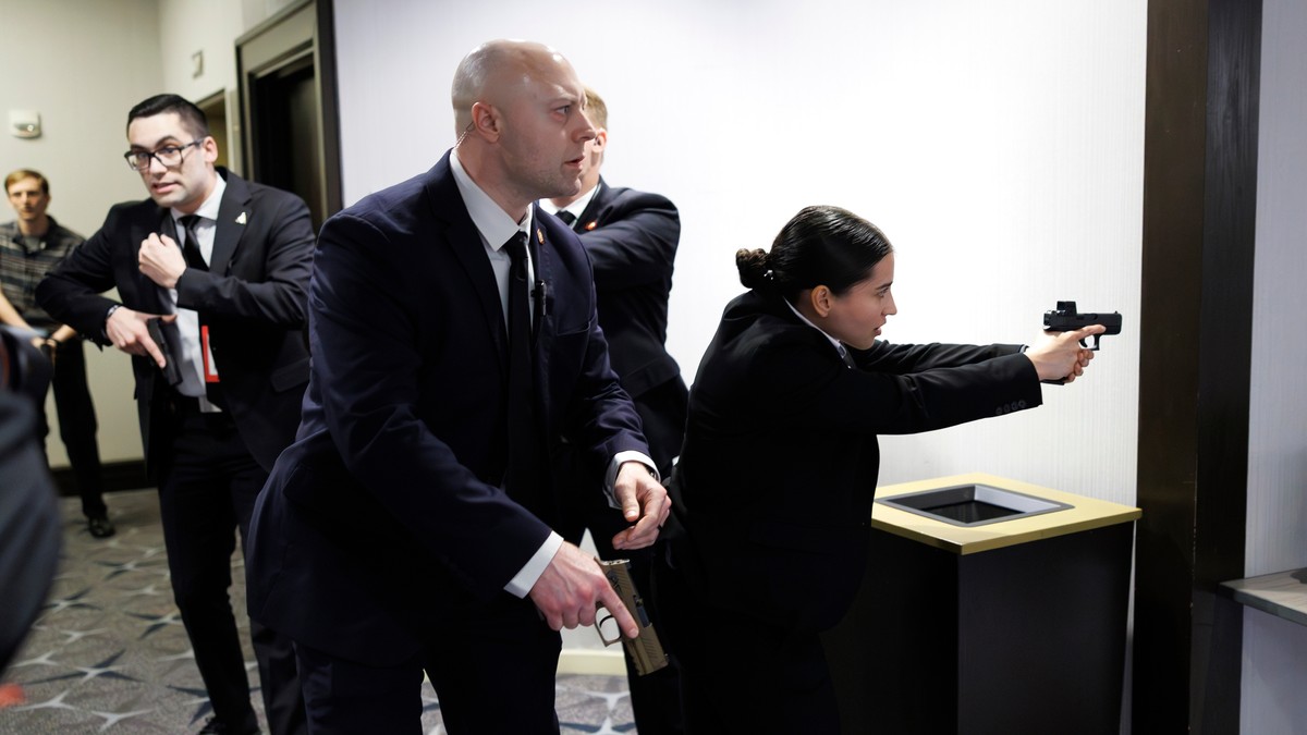 Agenti Tajne službe u hotelu nakon pucnjave tokom večere Donalda Trampa sa novinarima u Vašingtonu 25. aprila