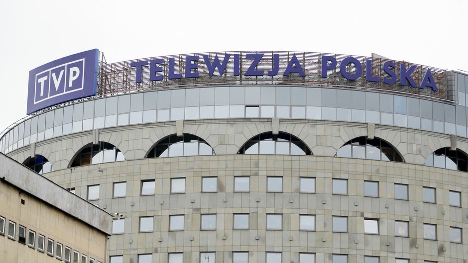 Logo Telewizji Polskiej na warszawskiej siedzibie stacji