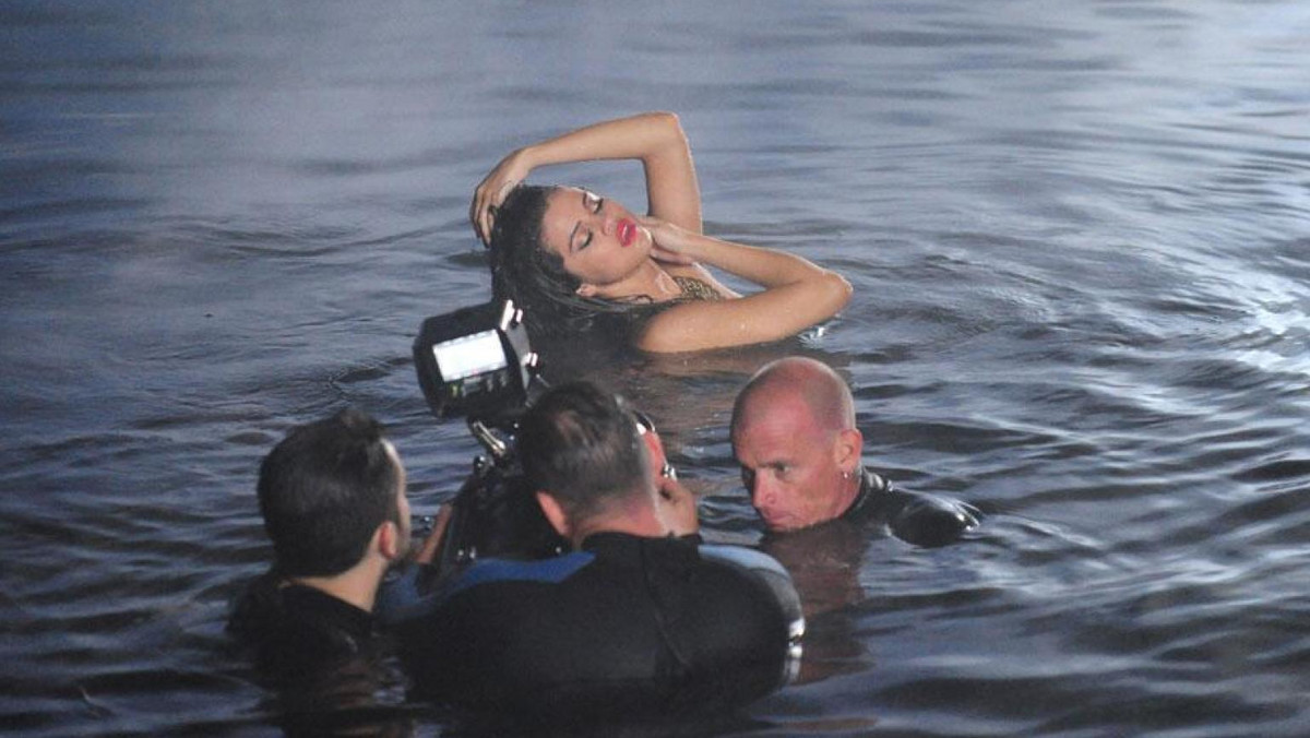 Selena Gomez umieściła na Twitterze zdjęcie ze swojego nowego teledysku do piosenki "Come And Get It", na którym występuje topless.