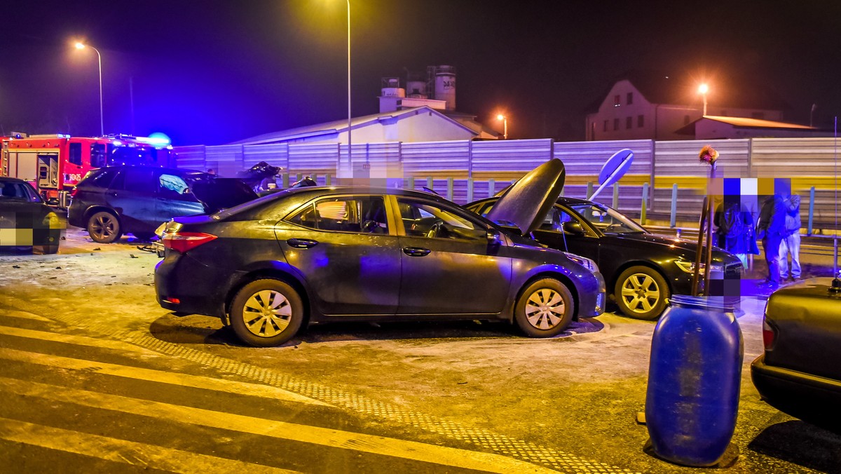 Krew kierowcy Antoniego Macierewicza zbadano na obecność alkoholu po ok. 3 godz. od kolizji pod Toruniem - podał szef Oddziału Specjalnego Żandarmerii Wojskowej płk Sławomir Tęcza. Jak mówił, nie wie czemu kierowca szefa MON oddalił się z miejsca kolizji. Zaznaczył, że nie podlega on rozkazom ŻW.