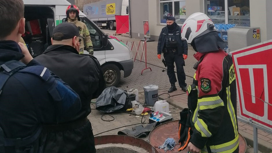 Straż pożarna i policja po wybuchu na stacji paliw w Zgorzelcu