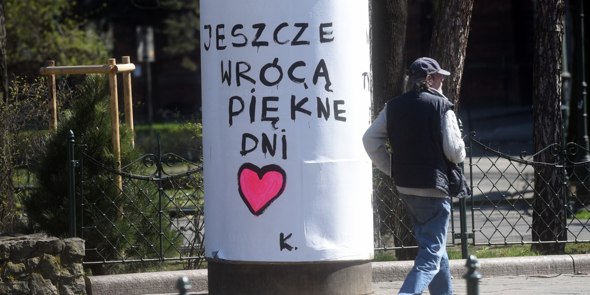 05.04.2020 Krakow. Na krakowskich Plantach pojawil sie plakat z napisem " Jeszcze wroca piekne dni "