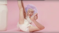 Miley Cyrus kąpie się z kaczuszką i nosi pampersa