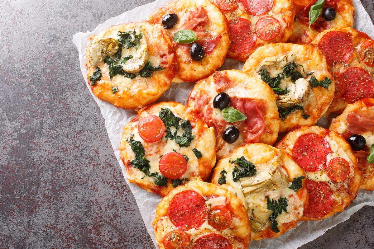 Pizzerinki z serka wiejskiego. Wystarczy dodać te dwa składniki i upiec