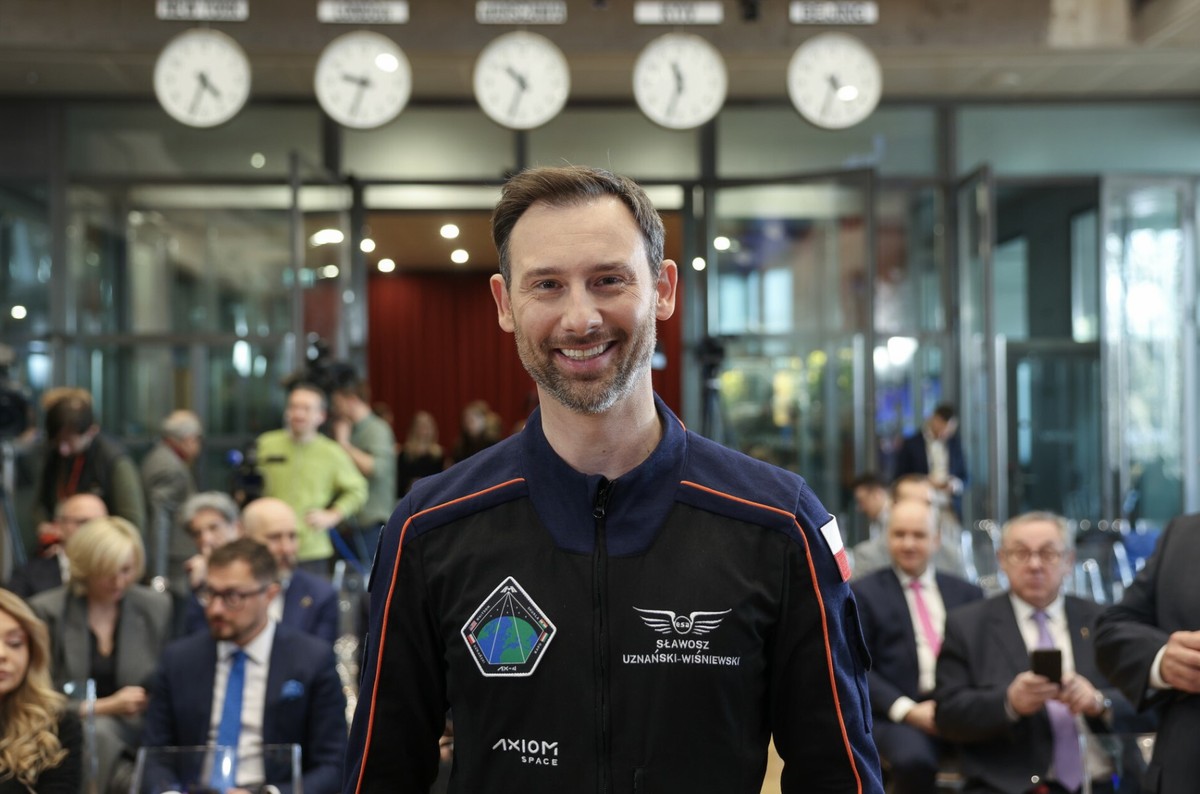 Polak poleci nowym Dragonem, ale później. Jest nowy termin