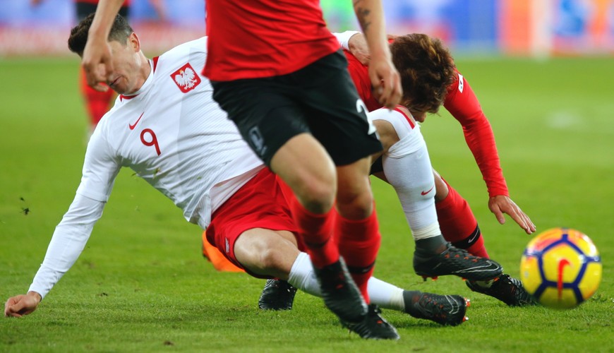 Robert Lewandowski (L) i Hyun-soo Jang