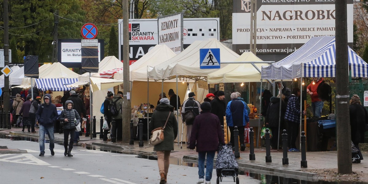 Miodek turecki można kupić na straganach przed krakowskimi cmentarzami.