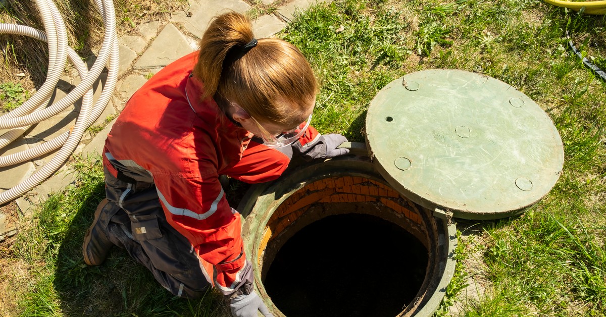 5000 zł to kara za wylewanie szamba do rowu, na własną posesję czy na pole. Gdzie zgłosić nielegalne wylewanie szamba? Gminy ruszają z kontrolami