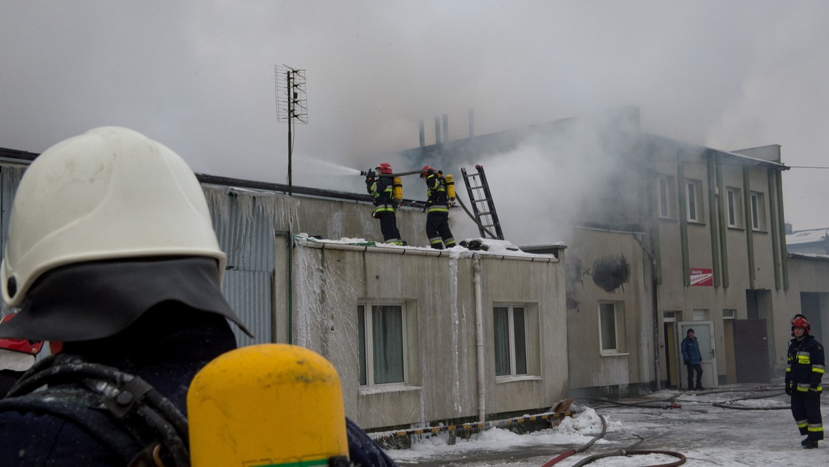 Od początku roku, w całym kraju doszło już do prawie 7 tys. pożarów. Zginęło w nich 61 osób a 431 zostało rannych. Kolejne siedem osób to ofiary tlenku węgla - alarmuje straż pożarna i apeluje, by dogrzewając mieszkanie pamiętać o zasadach bezpieczeństwa.