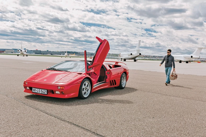 Przejęcie przez Chryslera, amerykańskiego giganta samochodowego, firmy Lamborghini uratowało małego włoskiego producenta sportowych aut. Jedynym dzieckiem z tego małżeństwa jest Diablo. Jeździmy roadsterem z silnikiem V12 o mocy 492 KM oraz z napędem na wszystkie koła .