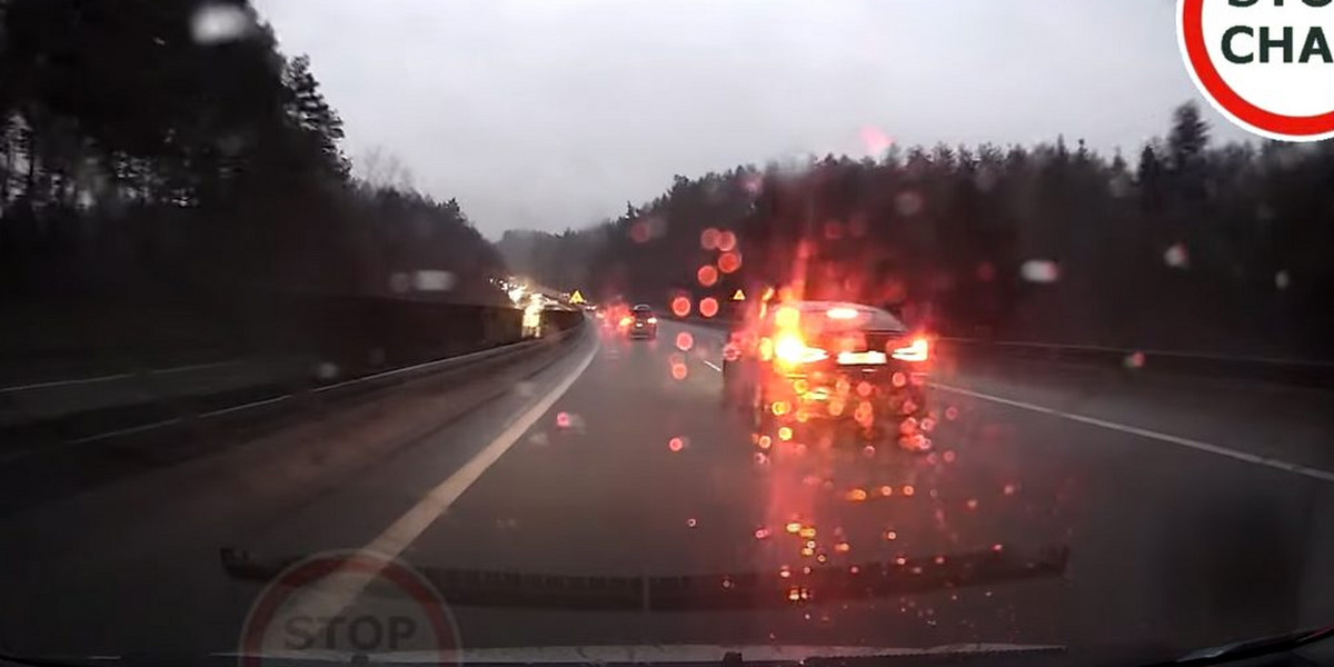 Niebezpieczna sytuacja. Bmw zajeżdża drogę kierującej toyocie, a potem hamuje.