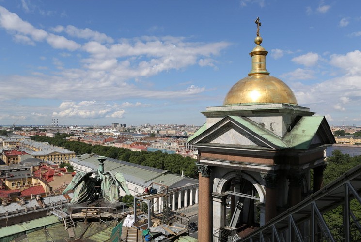 Położone jest w delcie rzeki Newy nad Zatoką Fińską, na terytorium zawierającym ponad 40 wysp. Petersburg jest miastem wydzielonym Federacji Rosyjskiej i stanowi jej odrębny podmiot. Petersburg nazywany jest także kulturalną stolicą Rosji, Wenecją Północy albo pieszczotliwie 'Pitier'.