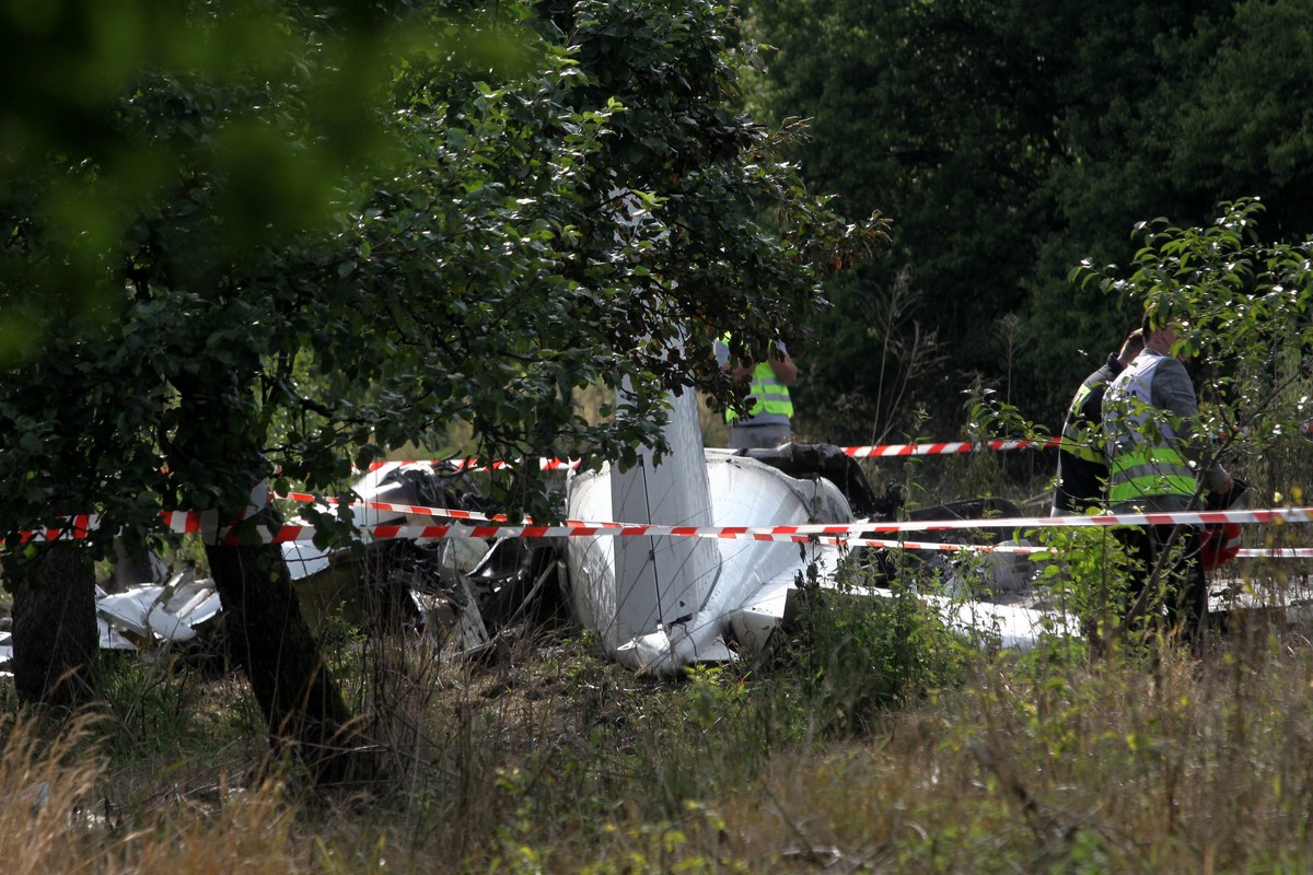 Topolów (woj. śląskie), Wrak maszyny na miejscu katastrofy samolotu ze skoczkami spadochronowymi w pobliżu Topolowa, fot. PAP/Waldemar Deska