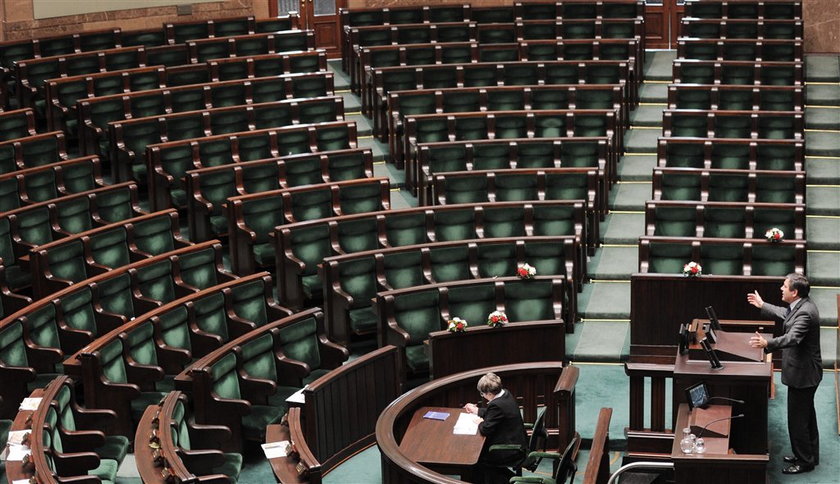 Poseł przemawiał do pustej sali. Skandal?