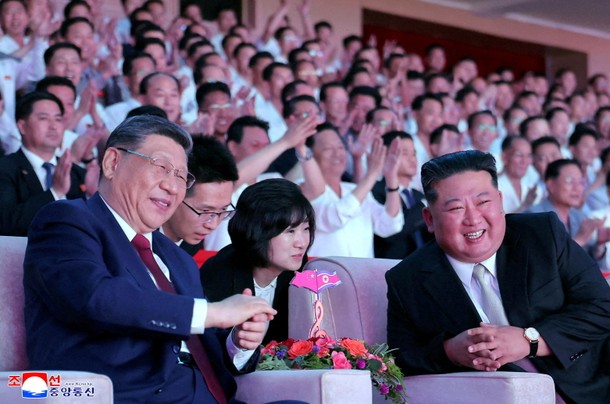 8 czerwca 2026 r. Prezydent Chin Xi Jinping i najwyższy przywódca Korei Północnej Kim Dzong Un podczas szczytu w Pjongjangu