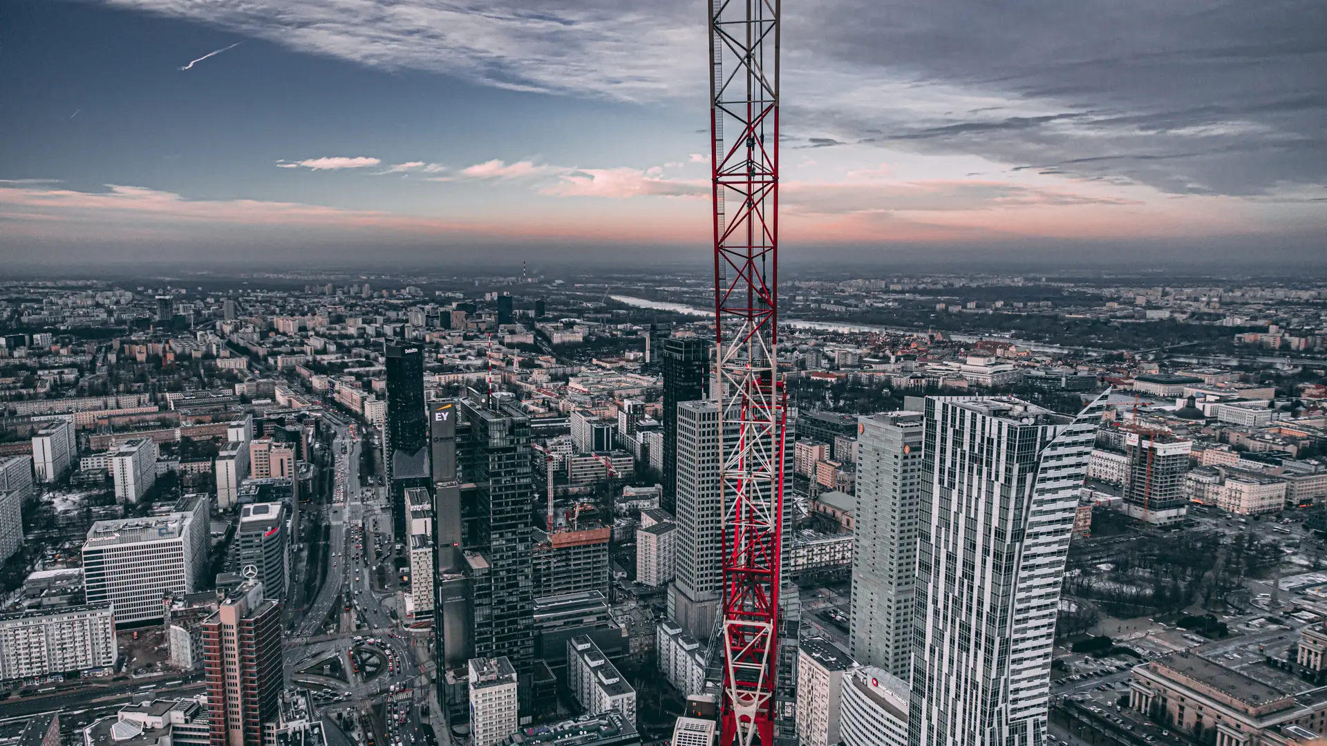 Wjechaliśmy na dach najwyższego budynku w Polsce. Varso Tower ma już ponad 250 m