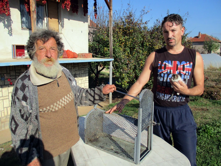 Dragomir Đorđevic sa sinom Brankom kraj klopke za hvatanje mačaka koju su oteli komšiji 