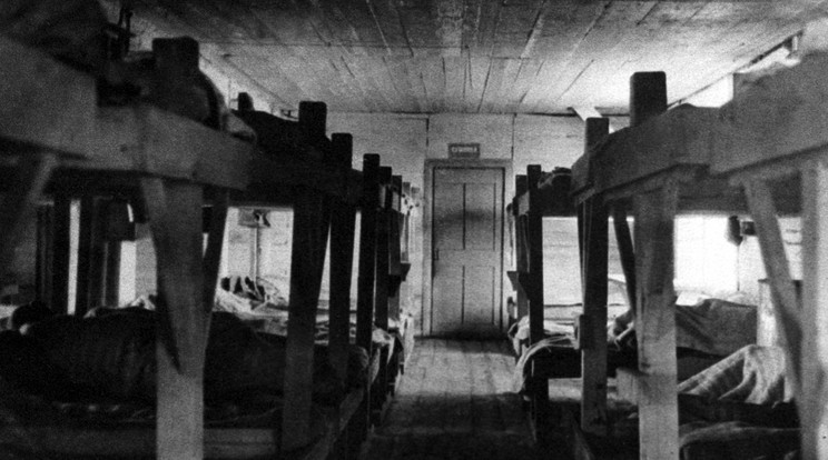 Egy szovjet munkatábori barakk belseje 1940-ben /Fotó: AFP
