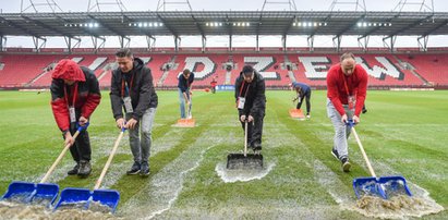 Mecz ekstraklasy odwołany. Boisko w Łodzi zamieniło się w basen [ZDJĘCIA]