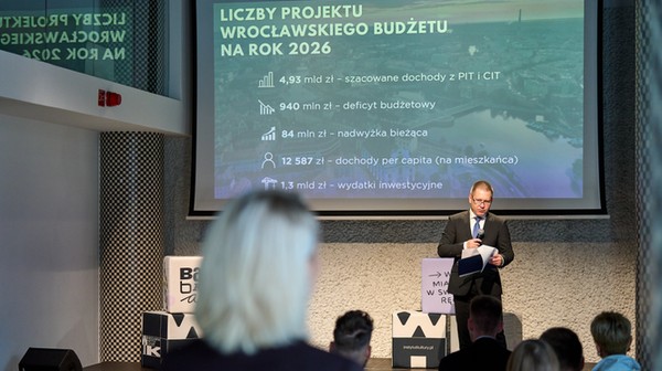 – Choć koszty utrzymania miasta wciąż rosną, Wrocław jest w dobrej kondycji - przekonuje skarbnik, Marcin Urban. 