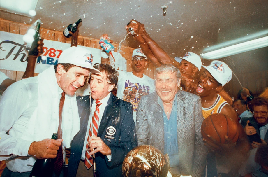 W 1980 roku Jerry Buss po raz pierwszy mógł się cieszyć z mistrzostwa NBA dla Los Angeles Lakers. Potem miał ku temu okazję jeszcze dziewięciokrotnie.