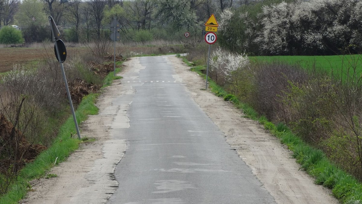 Przebudowa drogi Blizanowice-Trestno, która łączy wschodnią obwodnicę z centrum Wrocławia, potrwa przynajmniej do końca miesiąca. Wcześniej mówiło się, że inwestycja może być gotowa na rozpoczęcie roku szkolnego. Tak się jednak nie stało.