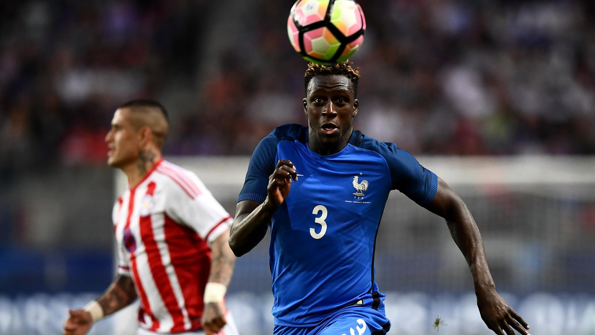 Transfer Benjamina Mendy’ego z AS Monaco do Manchesteru City jest już praktycznie przesądzony. Zawodnik zamieścił w mediach społecznościowych zdjęcie z lotniska, na którym widnieje jego cel podróży: Los Angeles. Właśnie tam aktualnie przebywają The Citizens, którzy w ciągu najbliższych dni zmierzą się towarzysko z Realem Madryt. W Mieście Aniołów Francuz przejdzie badania medyczne.