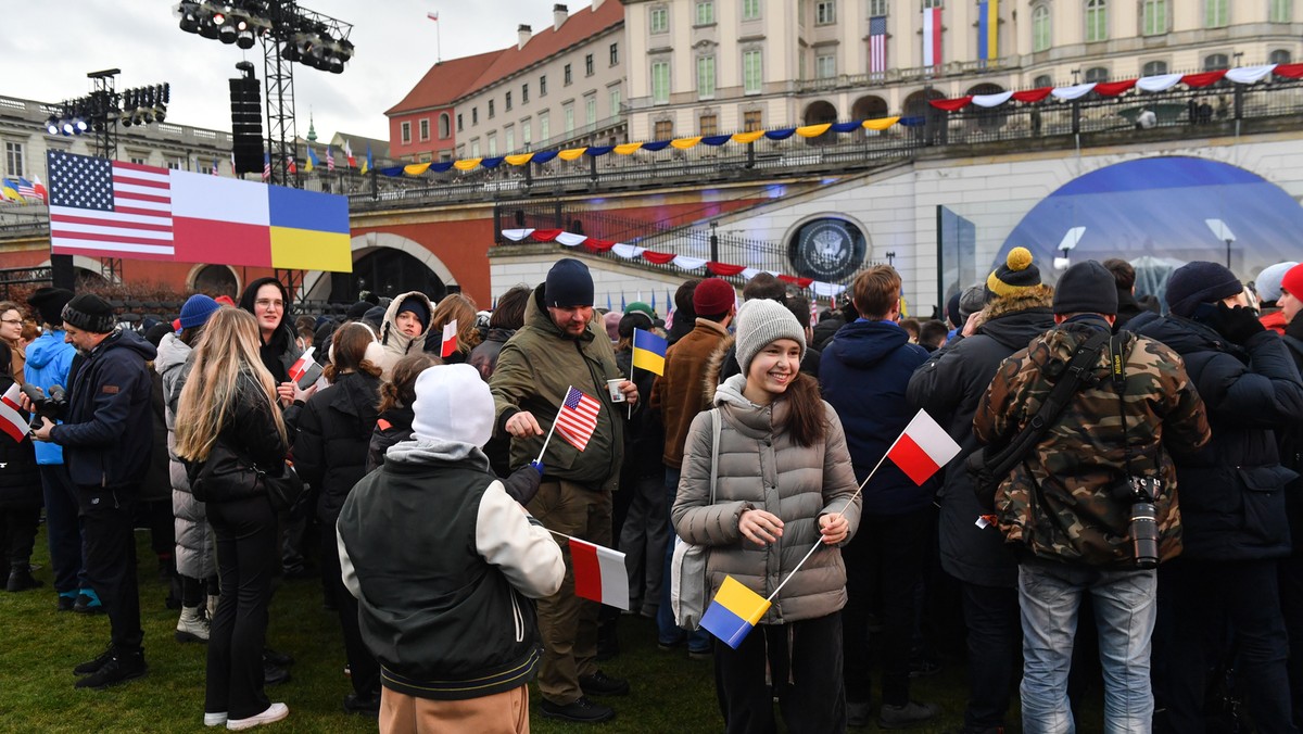 Polacy oczekujący na przemówienie prezydenta USA Joe Bidena  w ogrodach Zamku Królewskiego w Warszawie