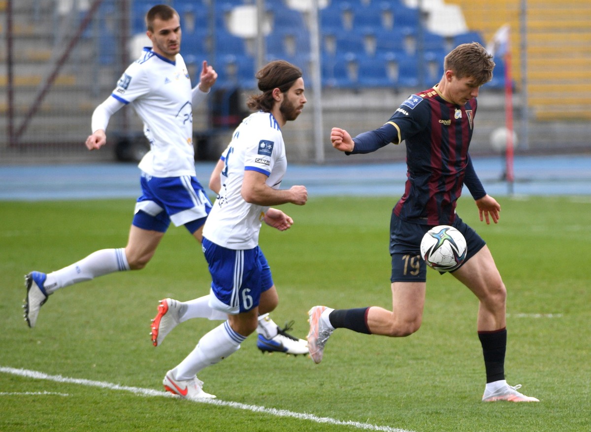 Zawodnik PGE FKS Stali Mielec Marcin Flis (C) i Adrian Benedyczak z Pogoni Szczecin