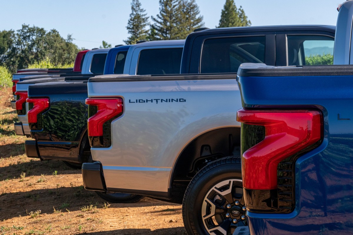 Ford Motor poinformował w piątek, że zmniejszy produkcję swojej ciężarówki F-150 Lightning, ponieważ popyt na pojazdy elektryczne (EV) spowalnia.
