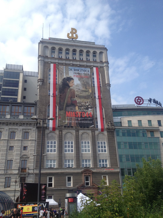 Plakat "Miasta 44" na historycznym budynku PAST-y