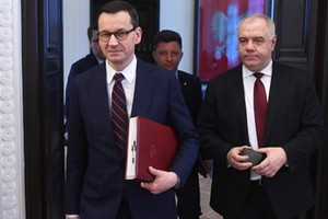 Premier Mateusz Morawiecki i Jacek Sasin, minister aktywów państwowych, przed posiedzeniem Rady Ministrów, Warszawa, luty 2020 r. 