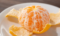Lubisz pomarańcze i mandarynki? Zjadaj je z białą skórką