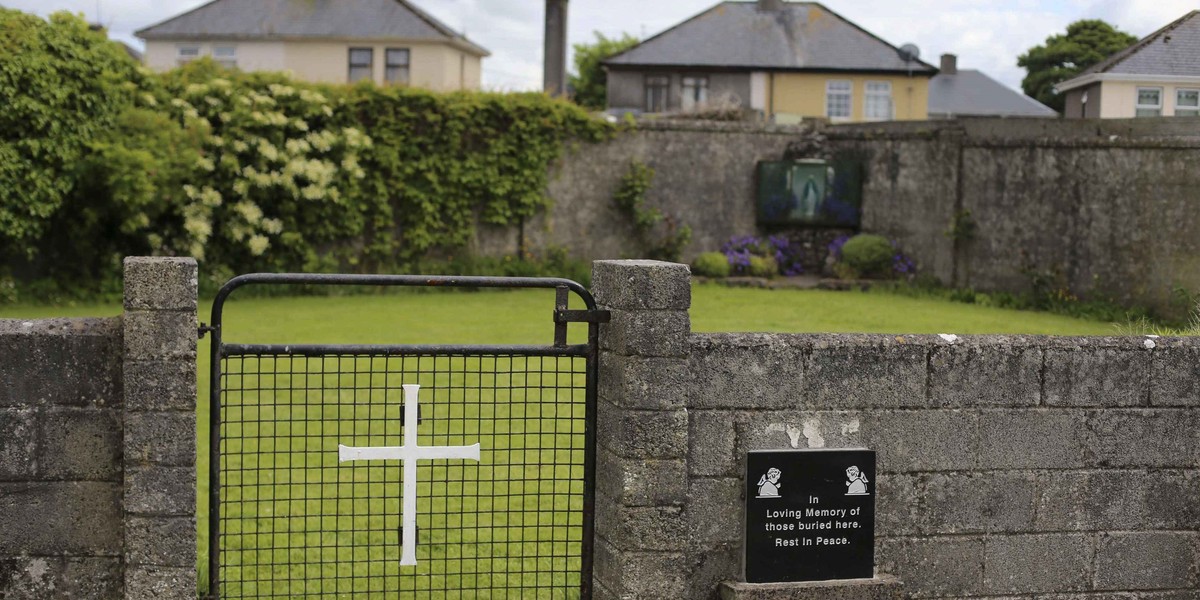 tuam dzieci doświadczenia grób irlandia