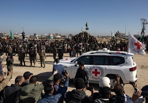 Palestinci i pripadnici Hamasa oko vozila Crvenog krsta tokom predaje troje izraelskih talaca u Kan Junisu 15. februara