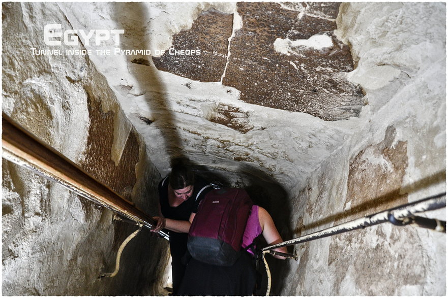 Wąskie i strome tunele w Piramidzie Cheopsa