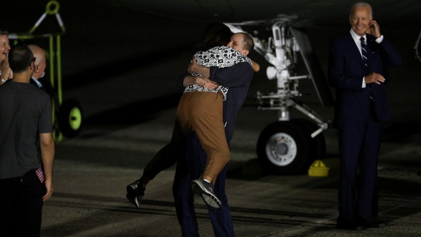 Povratak novinara Evana Gerškoviča u SAD posle razmene. Američki predsednik Džo Bajden u pozadini | Foto: Reuters