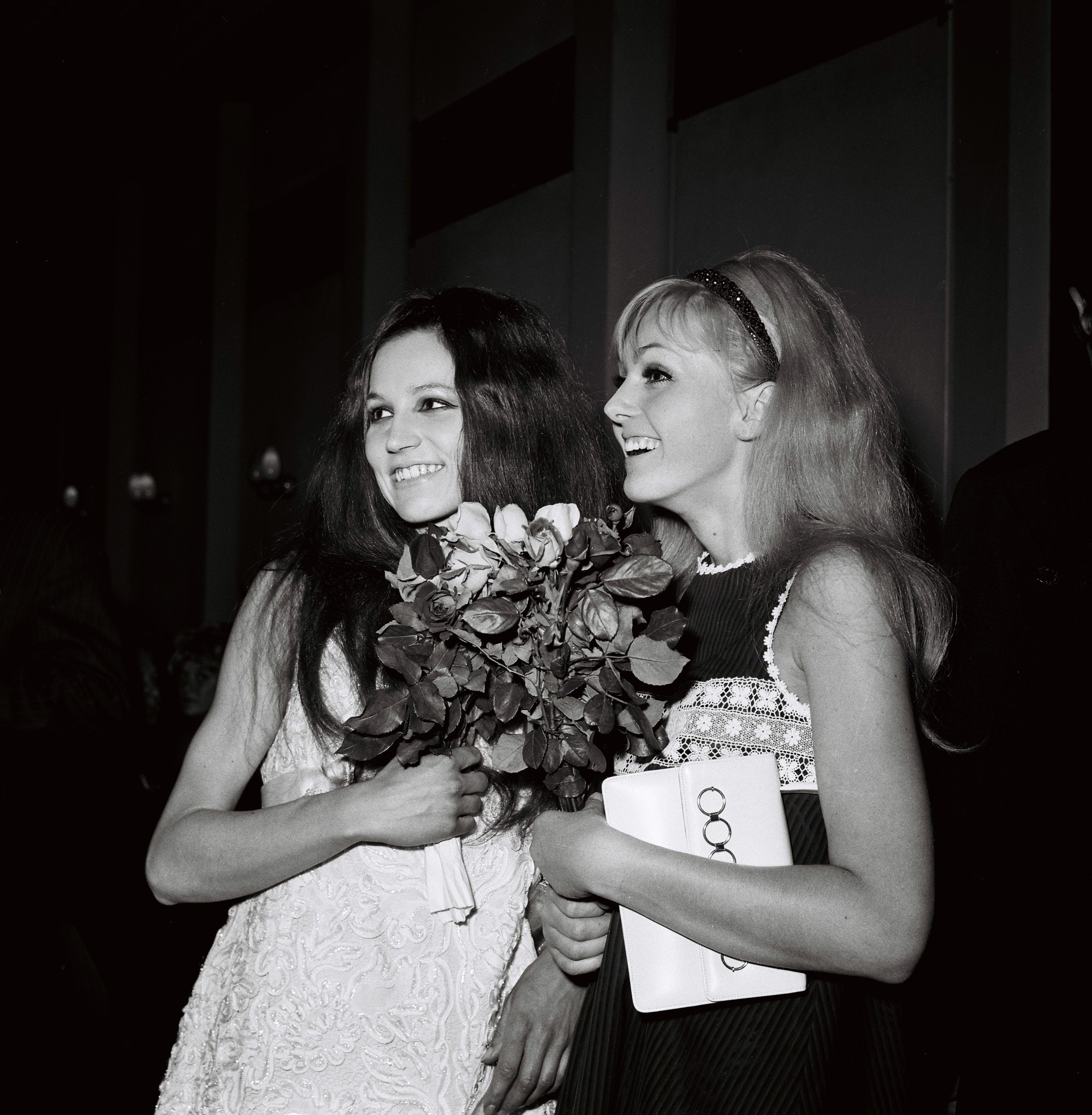 Helena Vondráčková (vpravo) a Marta Kubišová v roku 1968.