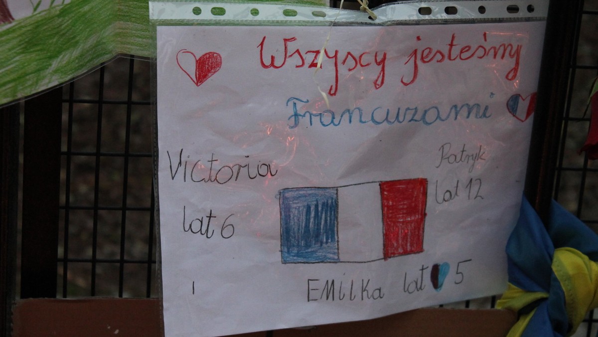 "Wszyscy jesteśmy Francuzami" - napisało troje dzieci na ręcznie wykonanej laurce