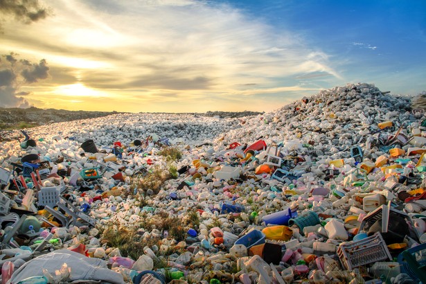 Q każdym miesiącu z Polski do Czech wjeżdżają ciężarówki z ładunkiem deklarowanym jako odpady do recyklingu. W rzeczywistości są to odpady, które powinny trafić na specjalne składowiska lub do specjalnych spalarni.