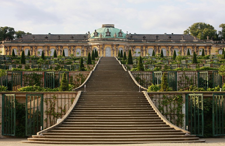 8. Pałac Sanssouci w Poczdamie – jest to wzniesiona w XVIII wieku, rokokowa posiadłość należąca do Hohenzollernów. Od 1990 roku Pałac Sanssouci (należący do grupy pałaców i zespołów parkowych w Poczdamie i Berlinie) widnieje na liście światowego dziedzictwa UNESCO.