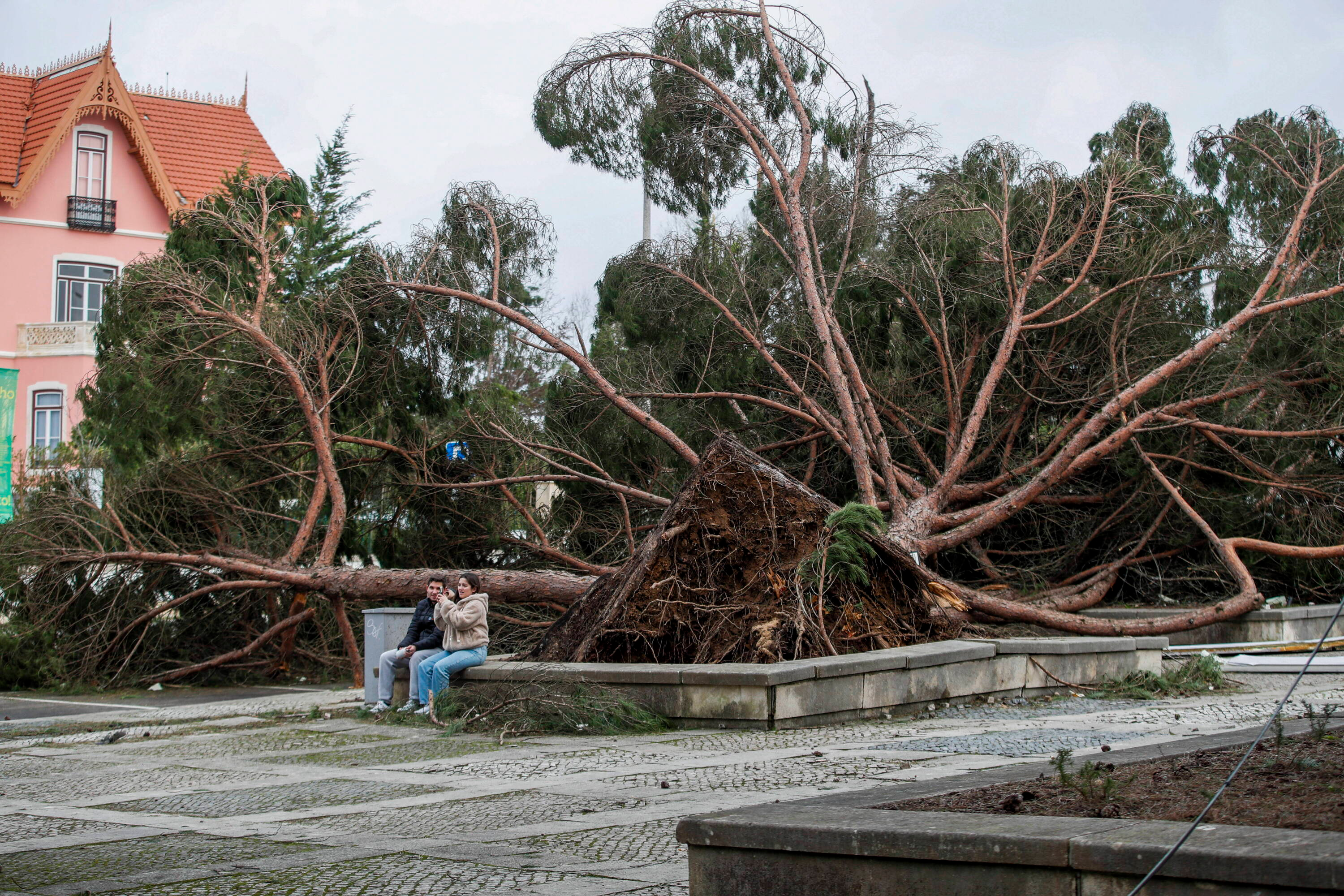 Orkan Kristin sparaliżował Portugalię: 6 ofiar śmiertelnych i chaos w zaopatrzeniu