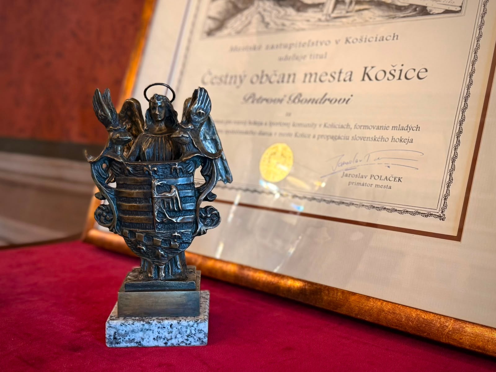 Titul Čestný občan mesta Košice si prevzal hokejista Peter Bondra. 