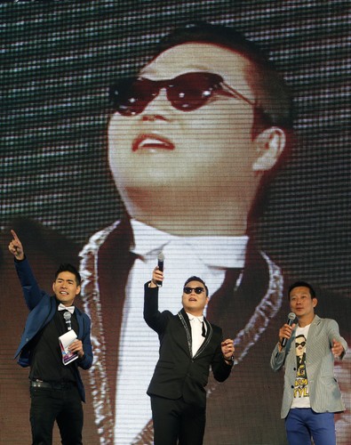 PSY podczas koncertu w Tajlandii