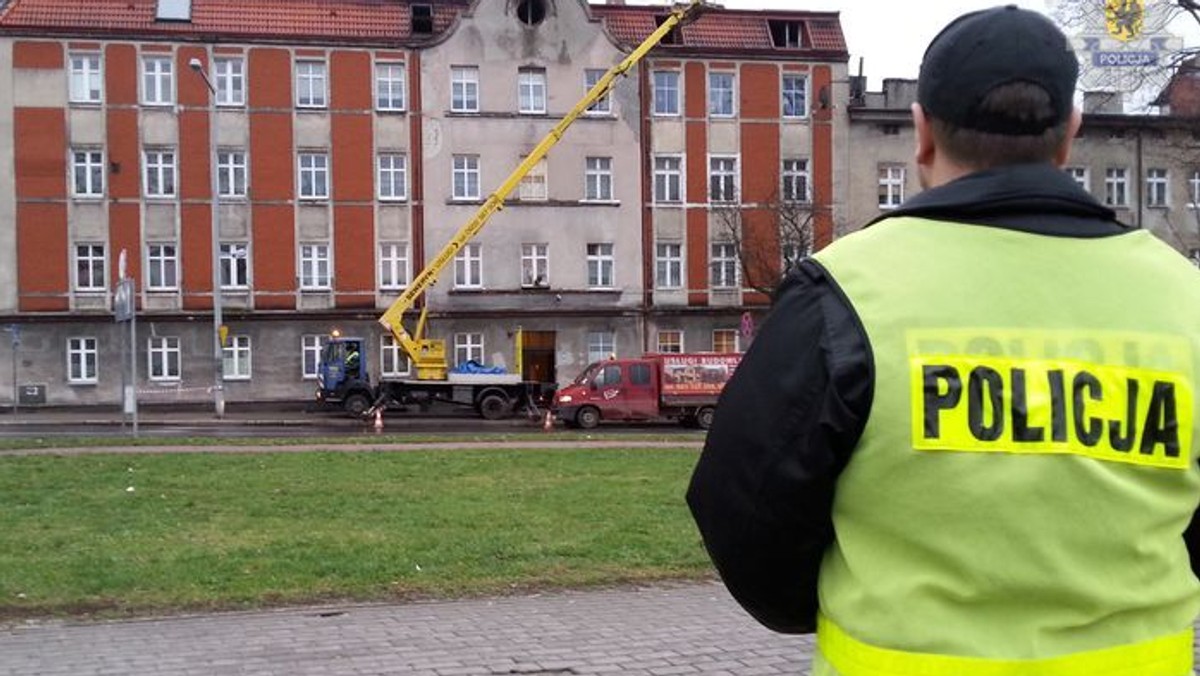 W niedzielę rano w jednej ze słupskich kamienic wybuchł pożar, w wyniku którego spłonęło poddasze. Mieszkańcy budynku zostali ewakuowani. Najprawdopodobniej ogień został wzniecony przez mężczyznę zajmującego lokal na ostatnim piętrze kamienicy.