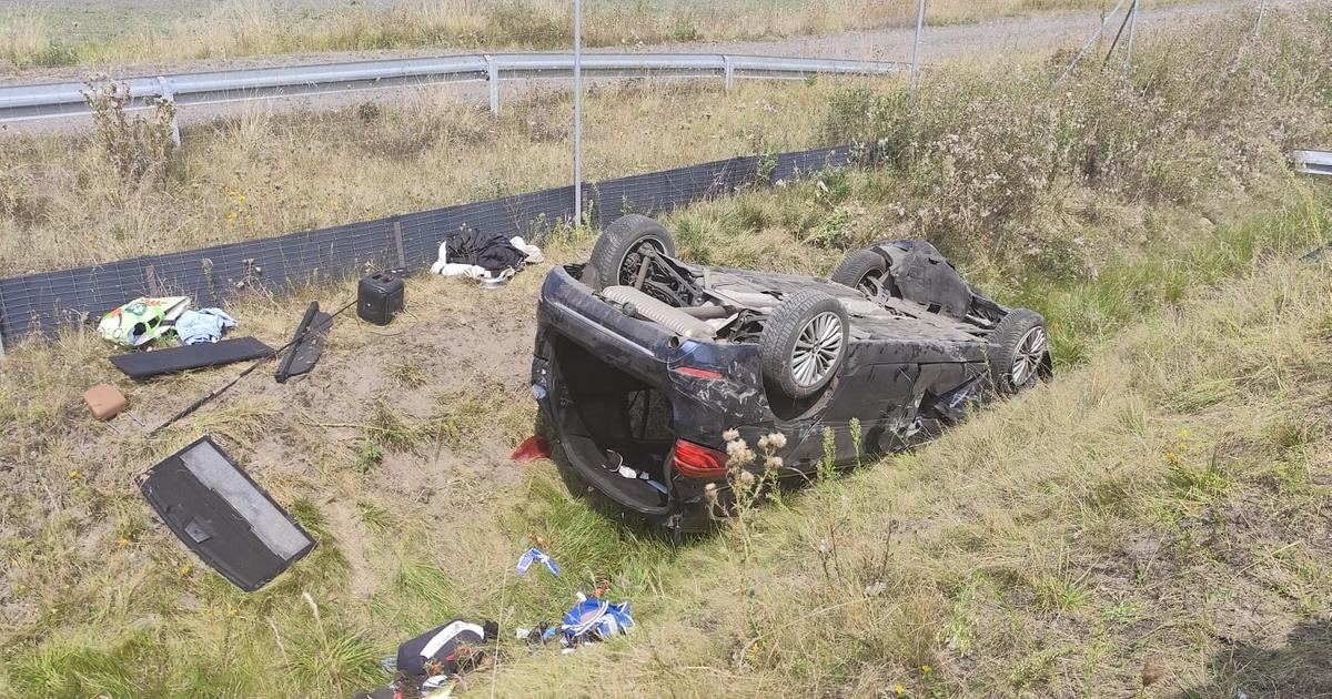  Kierowca BMW dachował na drodze S5. Wypadek przeżył tylko pies