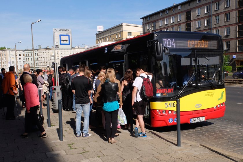 Bilety kupujemy albo w autobusach i tramwajach albo w biletomatach